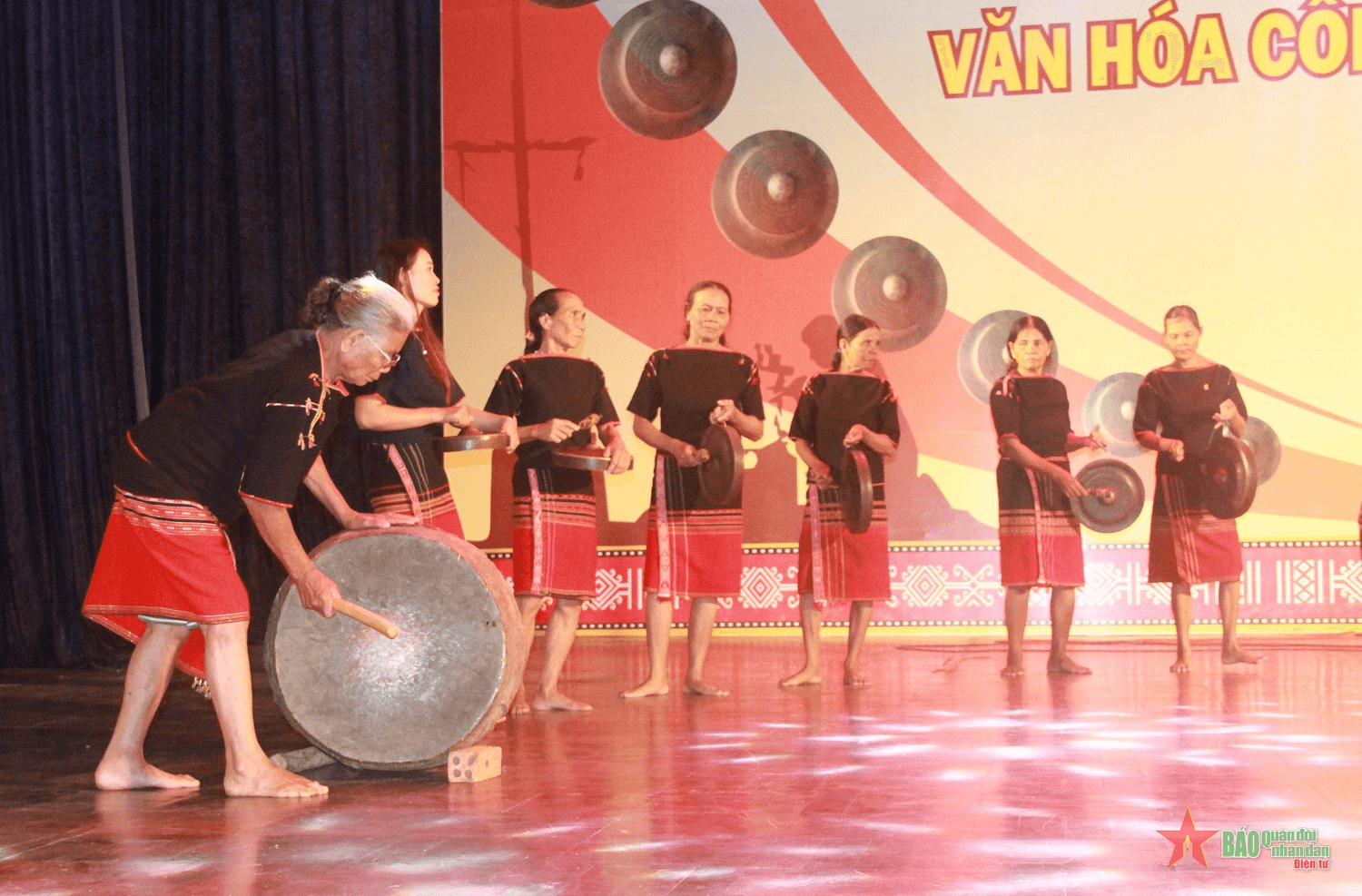 Đội chiêng nữ độc nhất của người Ê Đê