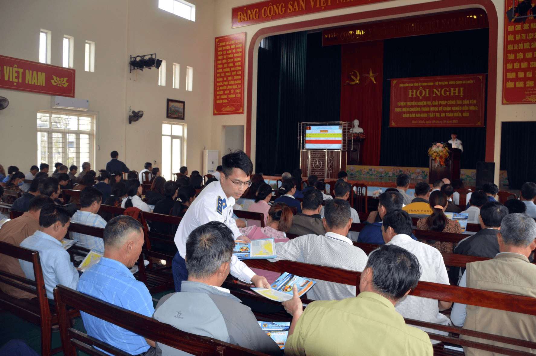 Tuyên truyền chống khai thác hải sản bất hợp pháp cho ngư dân Ninh Bình