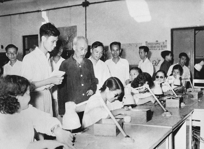 Ngày 29-10-1961: Bác dạy: “Muốn xây dựng chủ nghĩa xã hội phải có những con người xã hội chủ nghĩa”