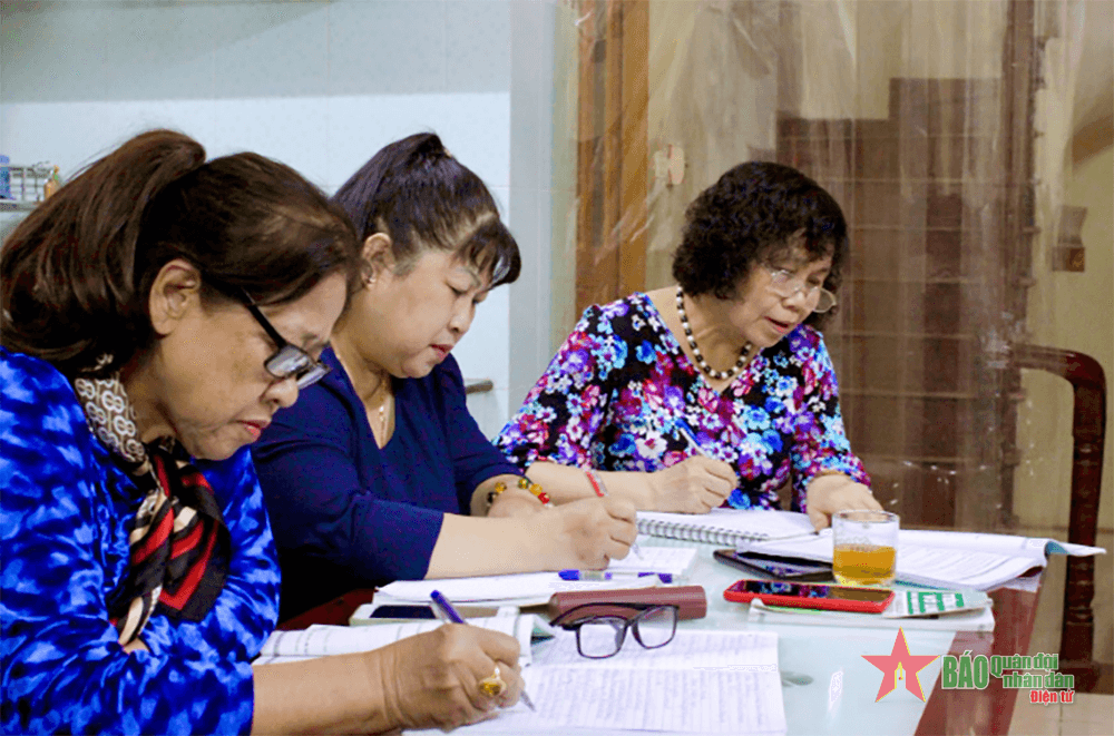 U90 “gạt nắng, đội mưa” đến lớp học tiếng Anh