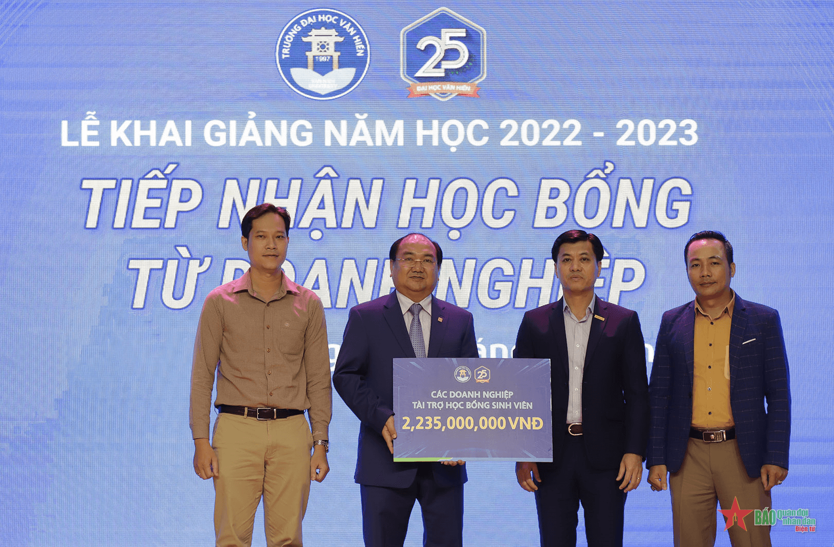 Trường Đại học Văn Hiến đón nhận Huân chương Lao động hạng Ba