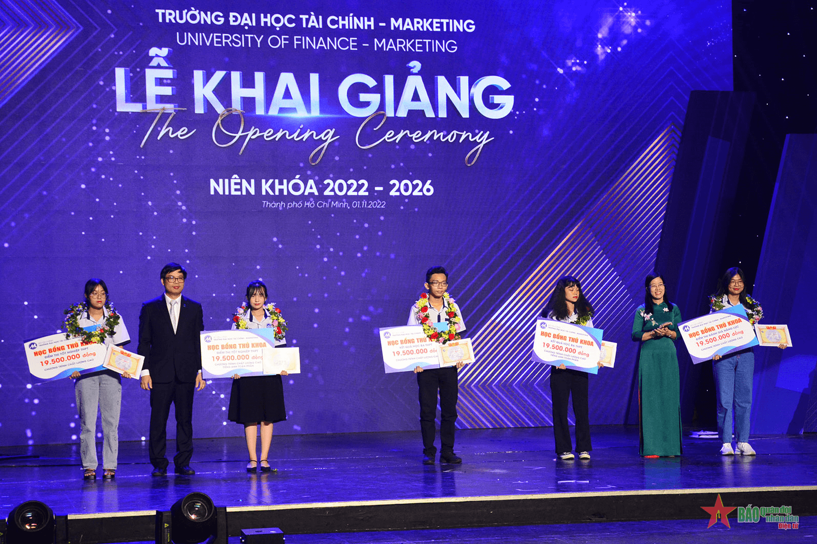 Trường Đại học Tài chính-Marketing tuyên dương thủ khoa, á khoa xuất sắc trong kỳ tuyển sinh