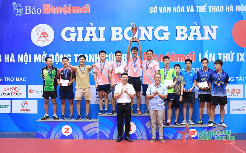Trao thưởng 12 nội dung thi đấu Giải bóng bàn tranh Cúp Báo Hànộimới 2022