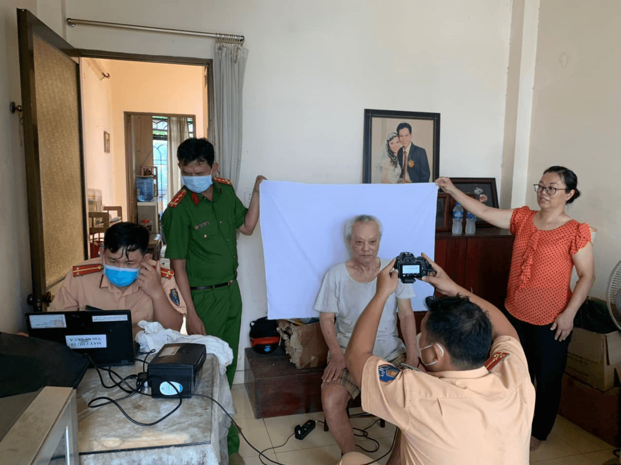 Giúp người dân làm căn cước công dân gắn chip tại nhà