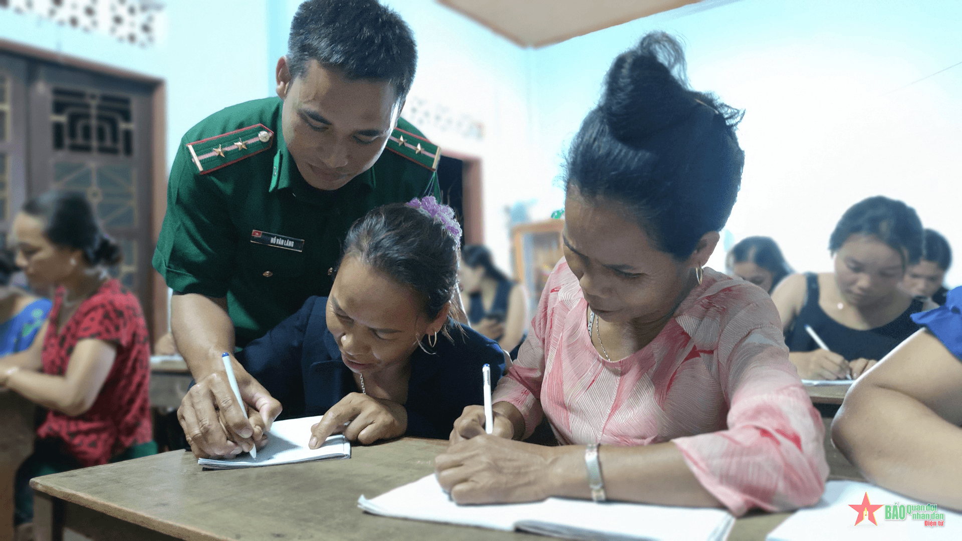 Bộ đội Biên phòng thắp sáng lớp học biên cương