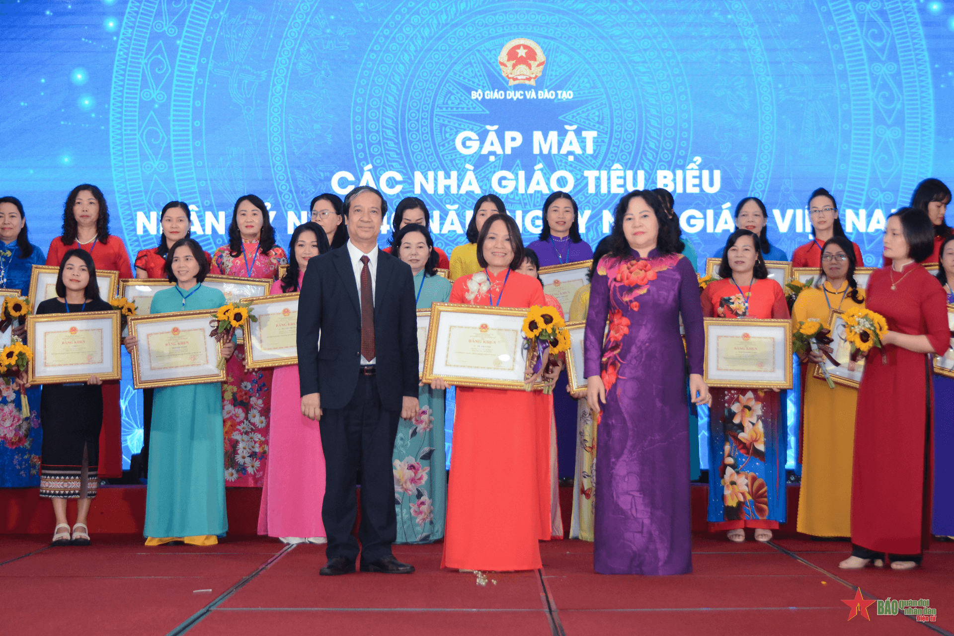 400 nhà giáo tiêu biểu nhận bằng khen