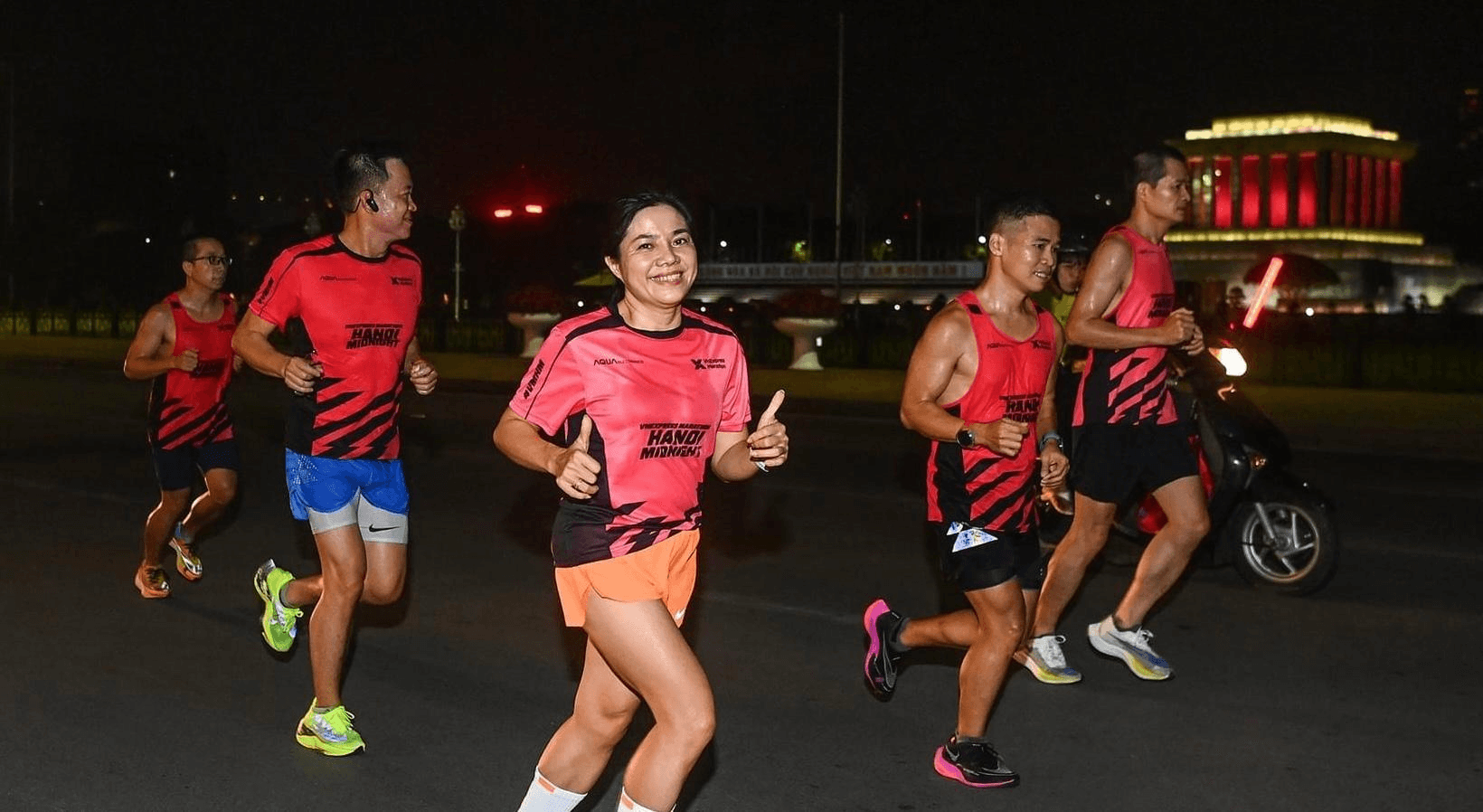 10.000 vận động viên tham gia giải chạy VNExpress Marathon Hanoi midnight 2022