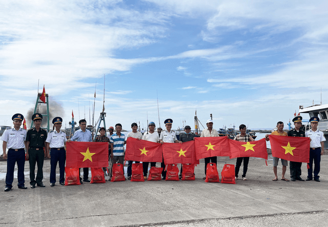 Giúp ngư dân Phan Thiết bám biển đúng pháp luật