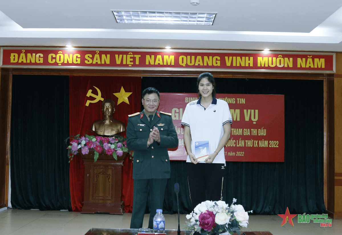 Binh chủng Thông tin liên lạc tổ chức giao nhiệm vụ cho câu lạc bộ bóng chuyền nữ