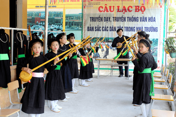 Truyền dạy văn hóa truyền thống trong trường học