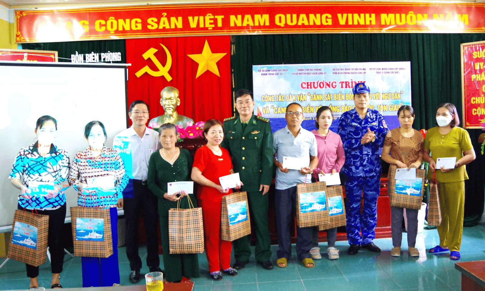 Tổ chức tuyên truyền về biển, đảo Việt Nam