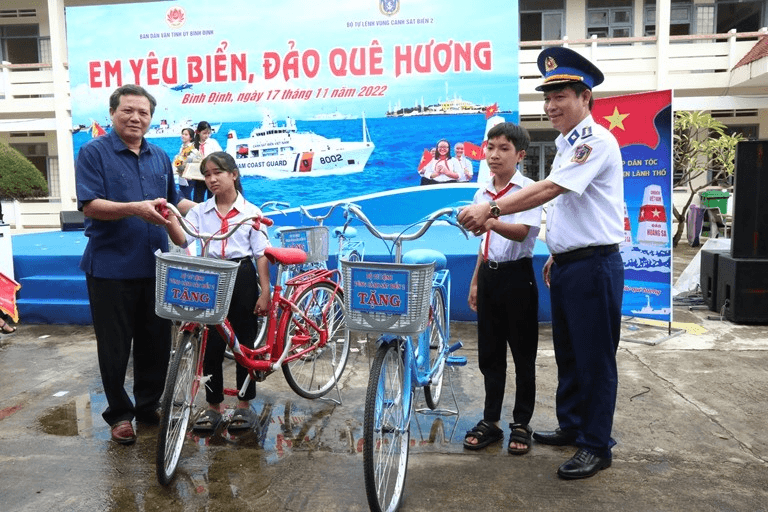 Cảnh sát biển đồng hành với ngư dân: “Tiếp sức” ngư dân Phù Cát vươn khơi, bám biển