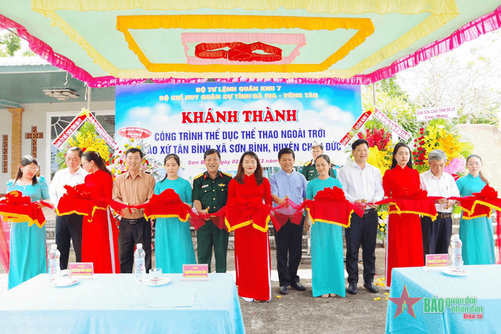 Bàn giao công trình thể dục-thể thao tặng Giáo xứ Tân Bình