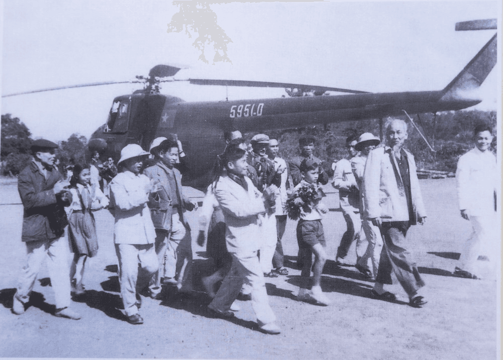 Ngày 10-12-1961: Bác nhắc nhở mỗi công nhân, mỗi cán bộ cần đề cao tinh thần làm chủ nông trường