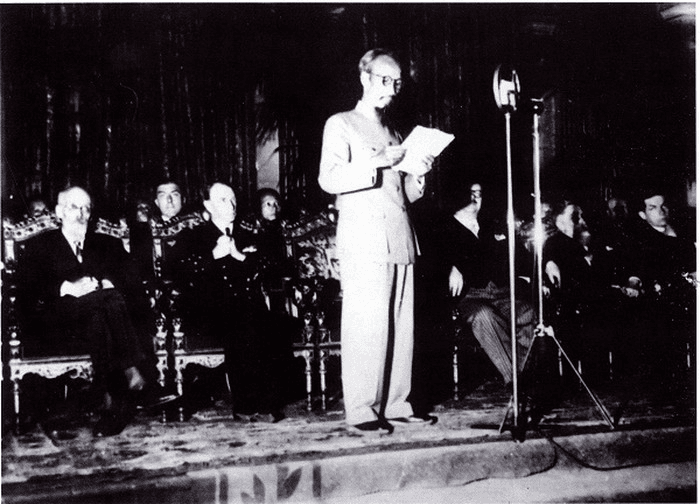 Ngày 13-12-1946, Chủ tịch Hồ Chí Minh ra Lời tuyên bố với phóng viên Báo Pari-Sài Gòn