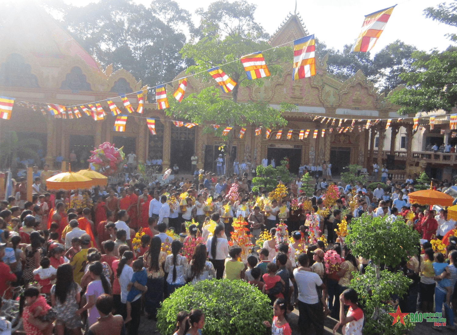 Lễ dâng y Kathina của đồng bào Khmer