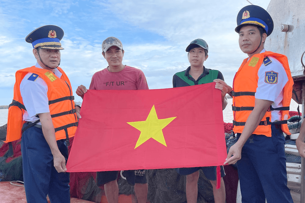 Cùng ngư dân Ba Tri vươn khơi, bám biển