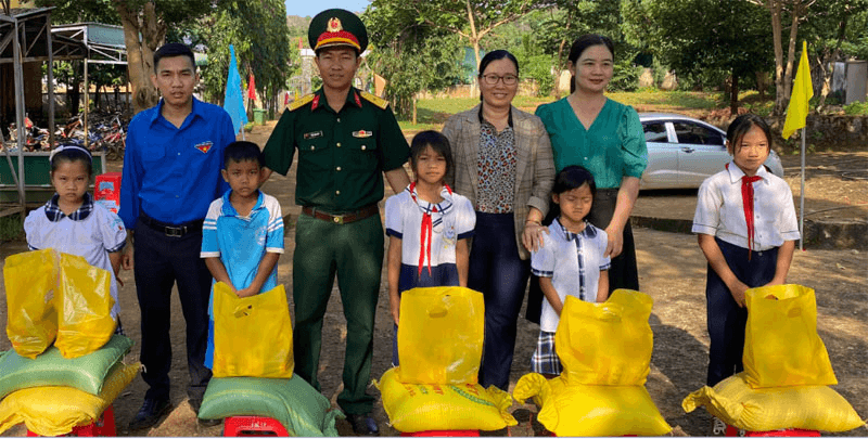 Đồng hành với học sinh nghèo đến trường