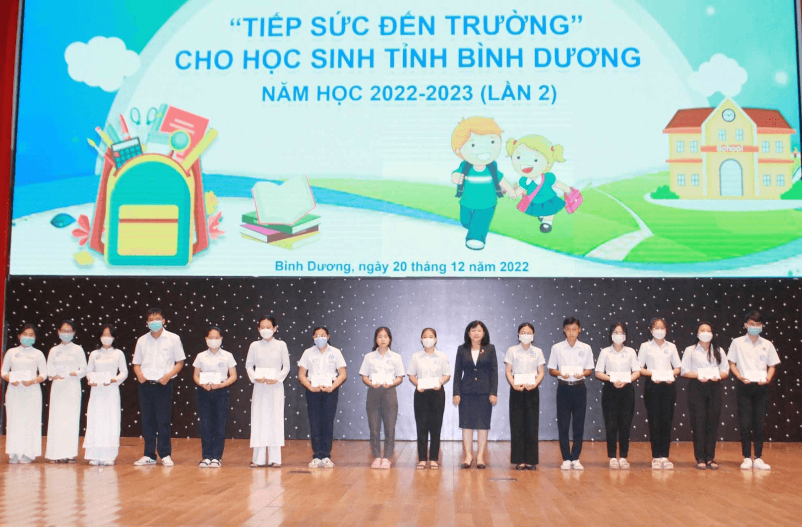 Bình Dương trao 250 suất học bổng “Tiếp sức đến trường”