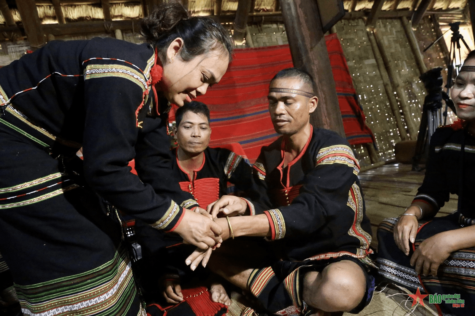 Nét đẹp lễ kết nghĩa mẹ con của dân tộc Ê Đê