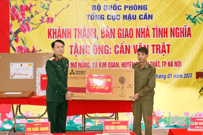 Tổng cục Hậu cần bàn giao nhà tình nghĩa tặng bệnh binh, thân nhân liệt sĩ ông Cấn Văn Trật