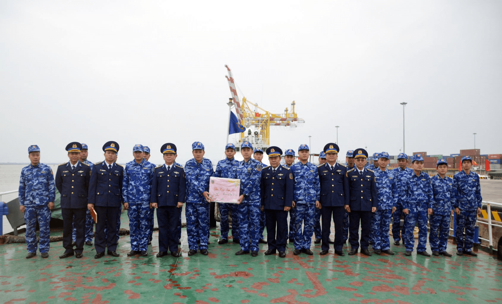 Gác niềm riêng bám biển ngày Tết
