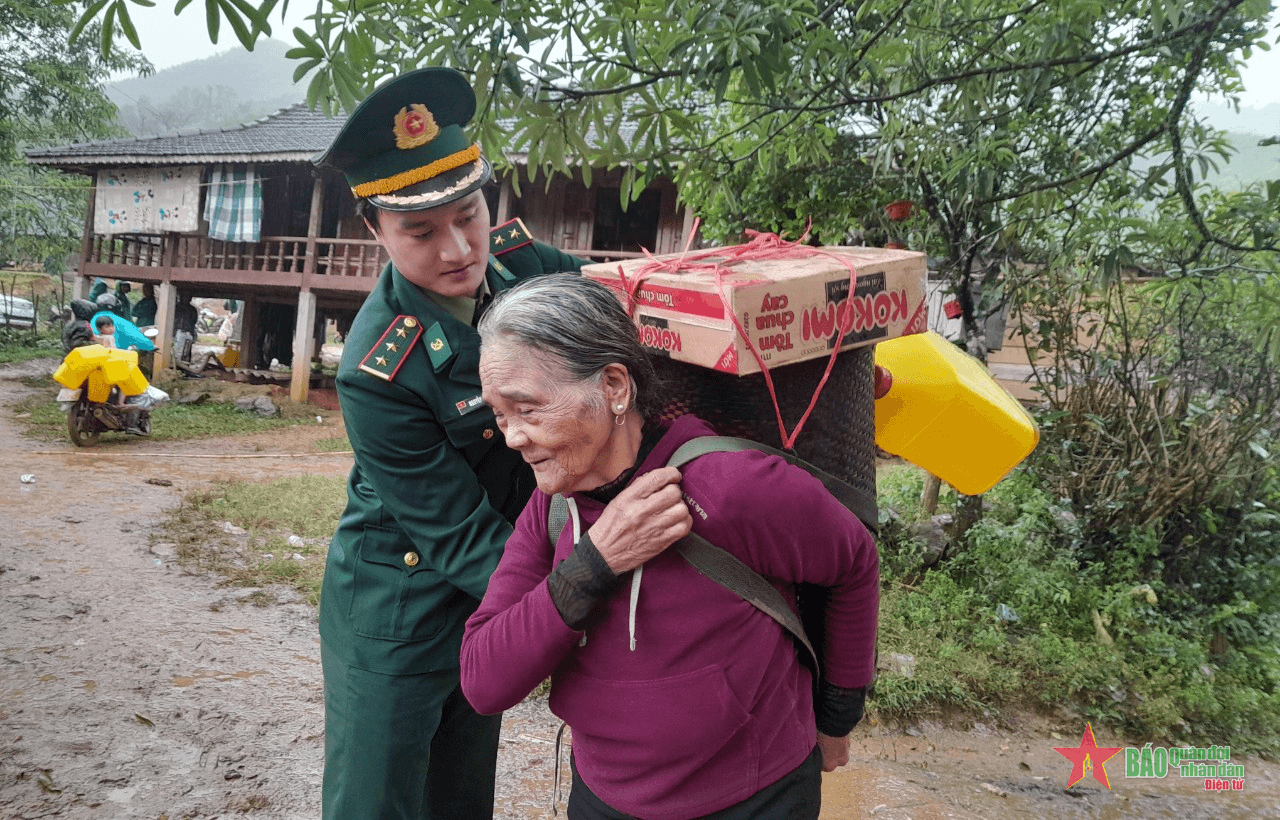 Những người “dệt” nên mùa xuân biên cương