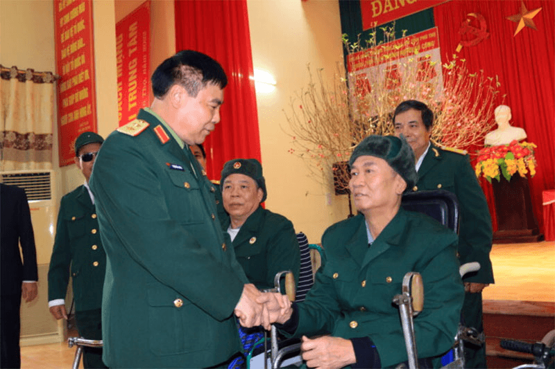 Quân khu 2 trao nhiều suất quà tặng người có công với cách mạng, người nghèo