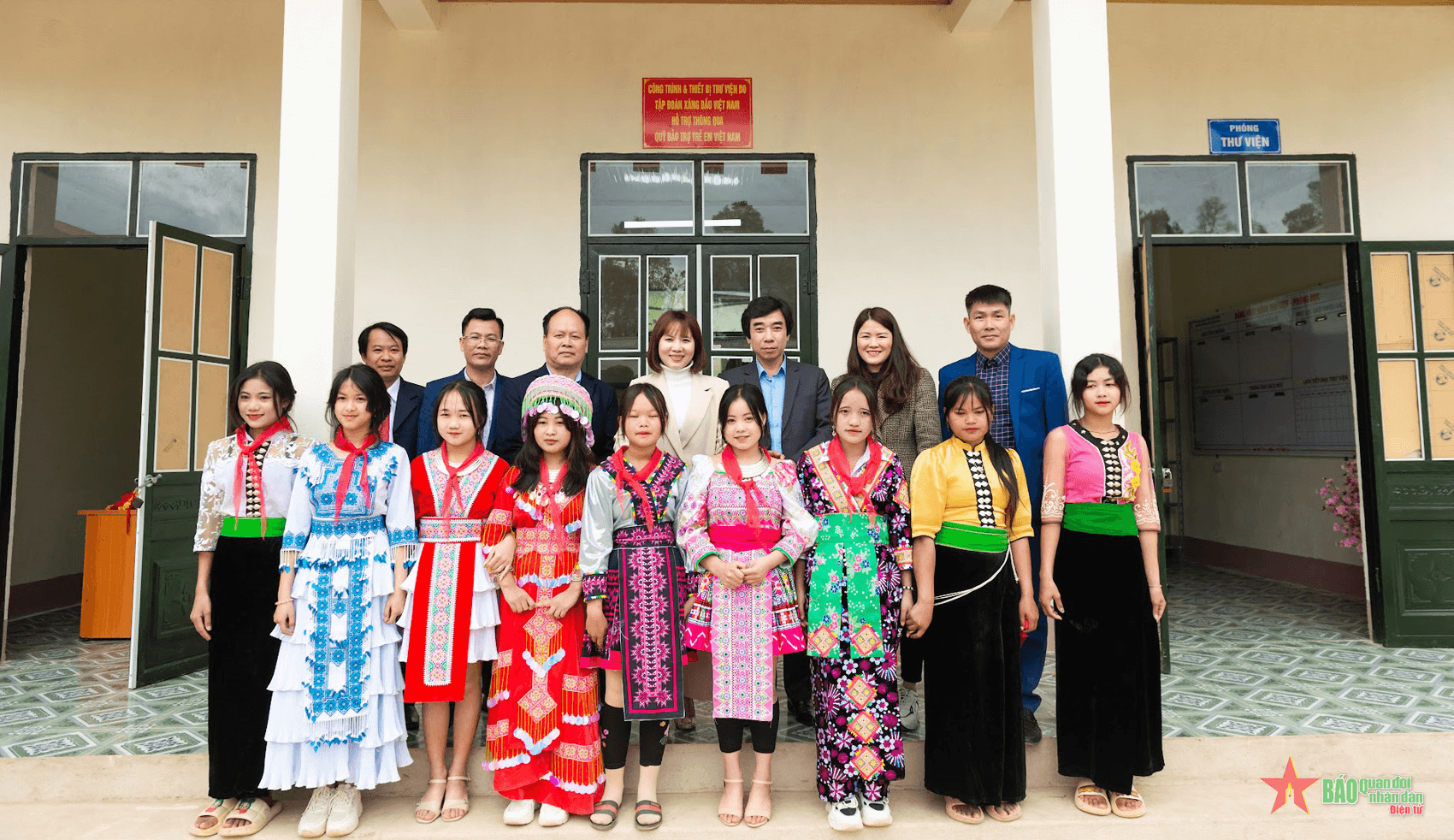 Khánh thành và bàn giao công trình thư viện cho học sinh Điện Biên