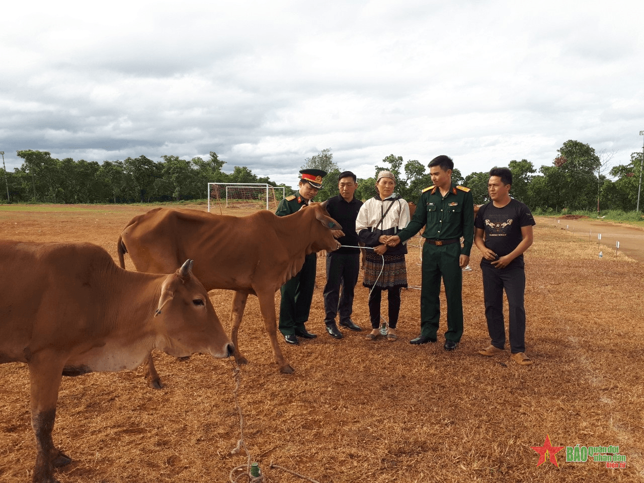 Gắn bó để giúp bà con thoát nghèo