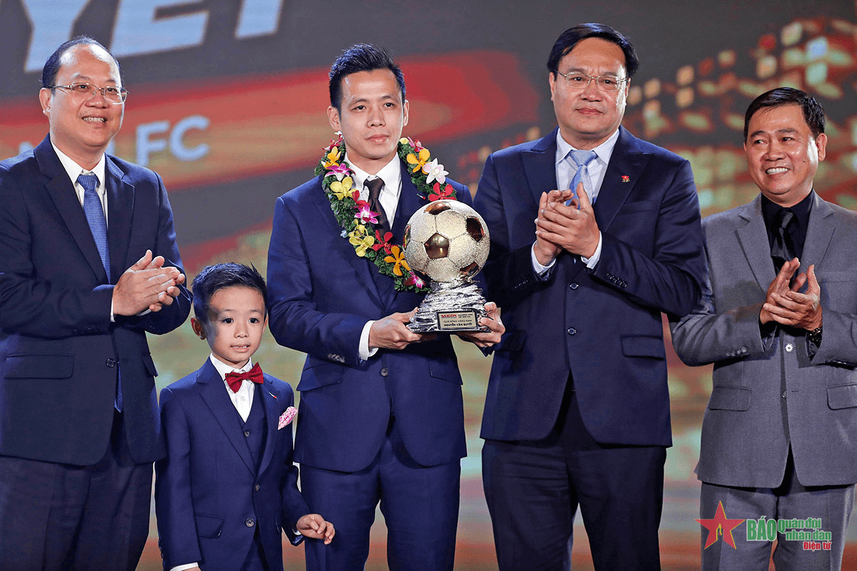 Tiền đạo Văn Quyết, Huỳnh Như giành Quả bóng vàng Việt Nam 2022