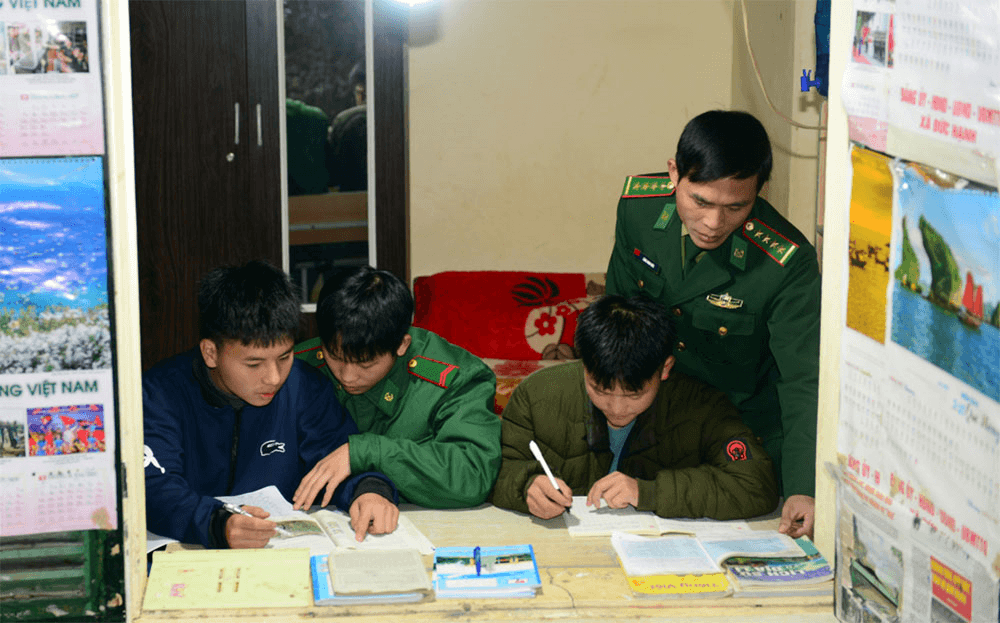Chuyện “Nâng bước em tới trường-Con nuôi đồn biên phòng”: Bài 2: Cõng con nuôi đi tìm chữ