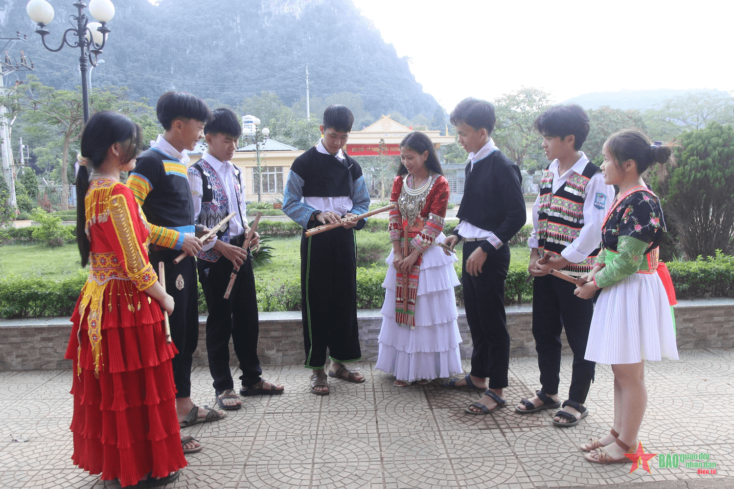 Giữ gìn bản sắc văn hóa dân tộc trong trường học