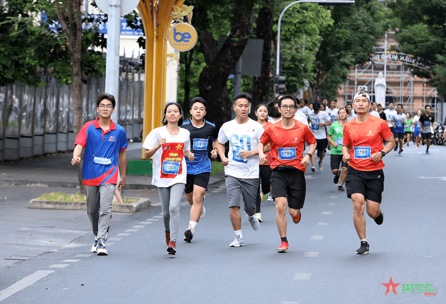 Hơn 1.300 người tham gia Giải chạy bộ “Bước chân xanh” hưởng ứng Giờ Trái đất