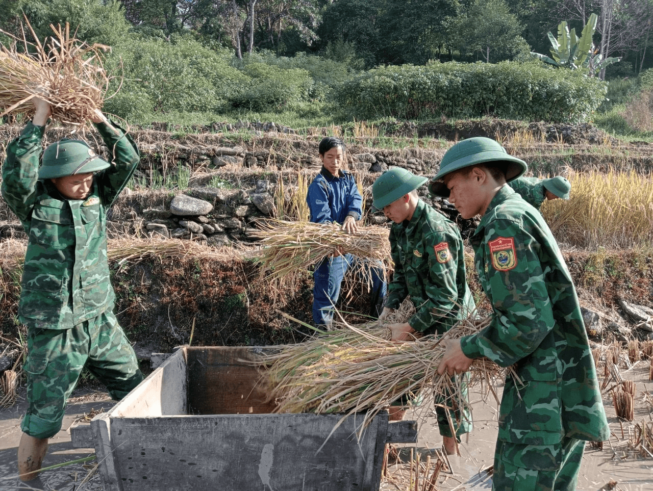 Những người con của bản