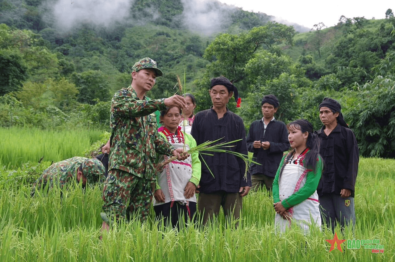 Những người con của bản - Bài 2: Chung tay chăm lo cho cuộc sống đồng bào