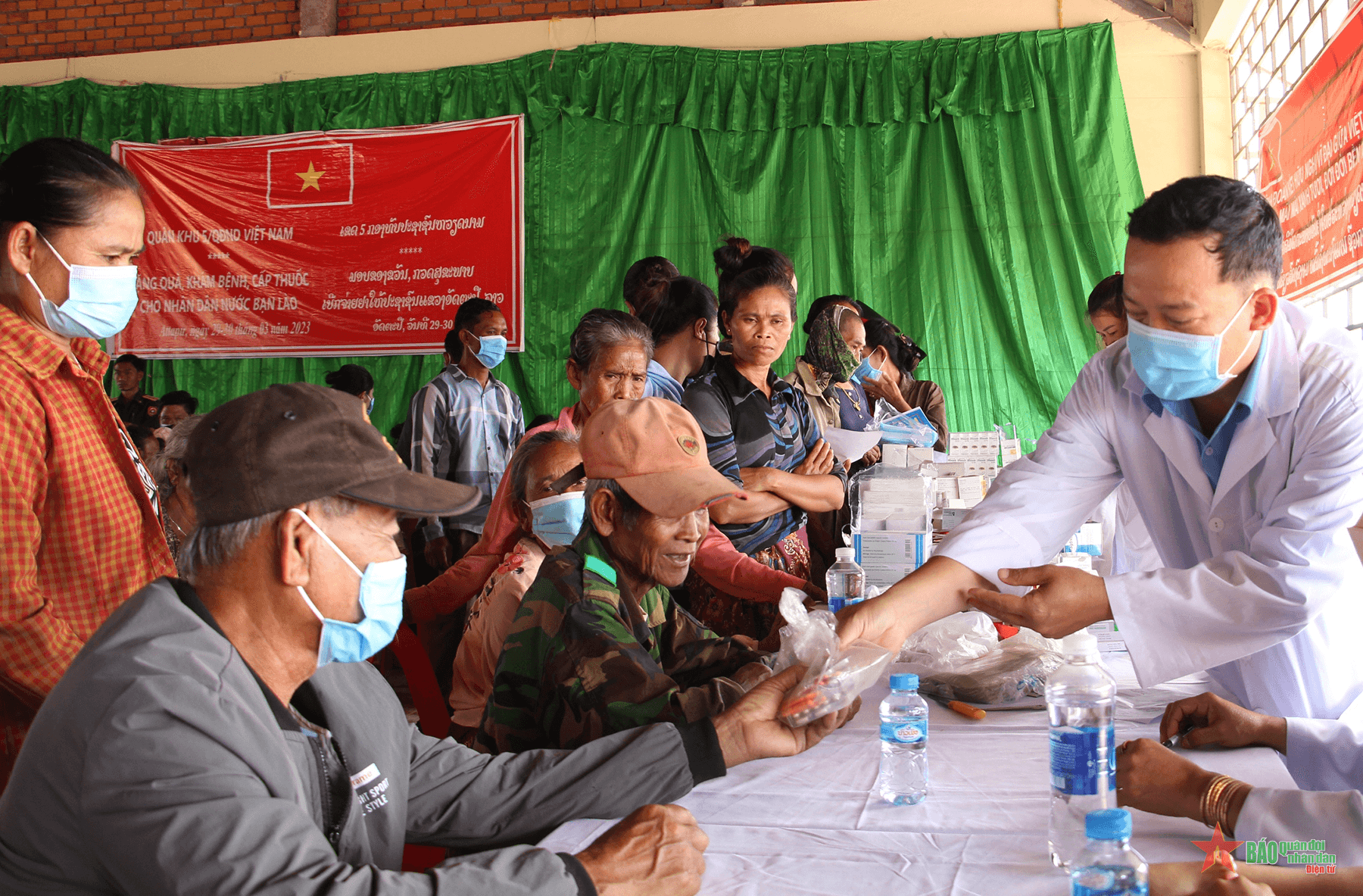 Sẻ chia khó khăn, ấm tình hữu nghị Việt - Lào