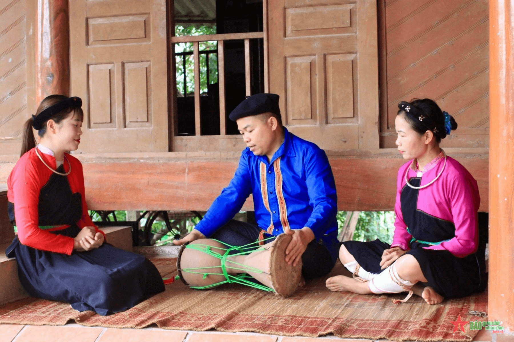 Người giữ hồn cốt trống sành cổ Cao Lan