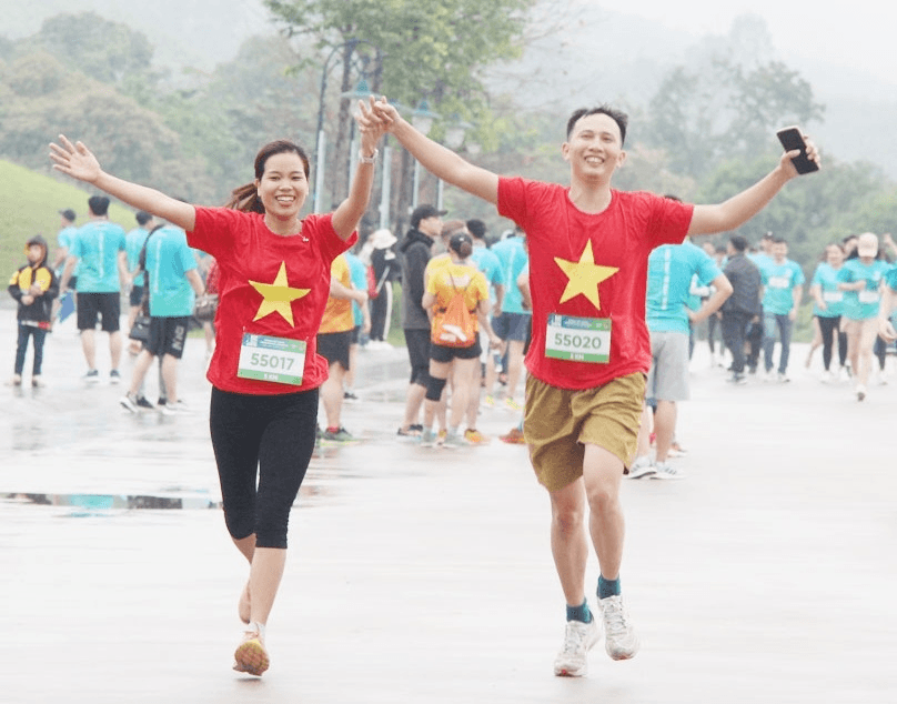 Hơn 2.000 người tham dự “Bước chạy tới đỉnh thiêng”