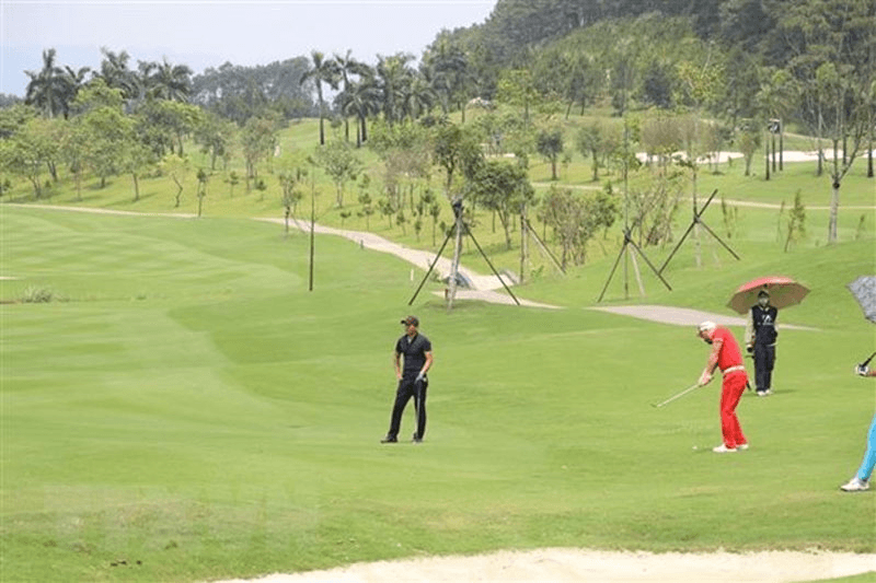 Cán bộ tỉnh nghèo mê... chơi golf