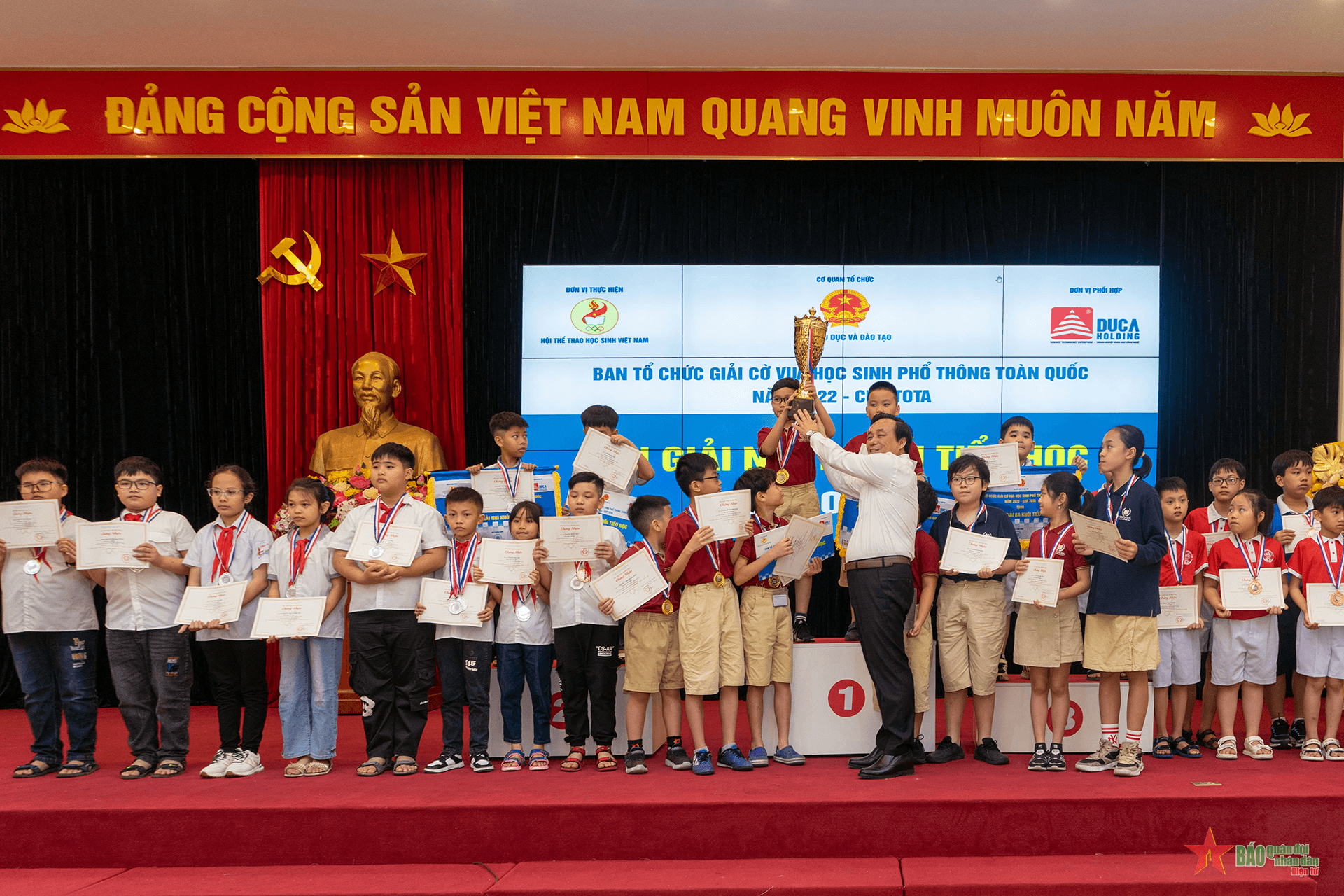Trao giải Giải Cờ vua học sinh phổ thông toàn quốc