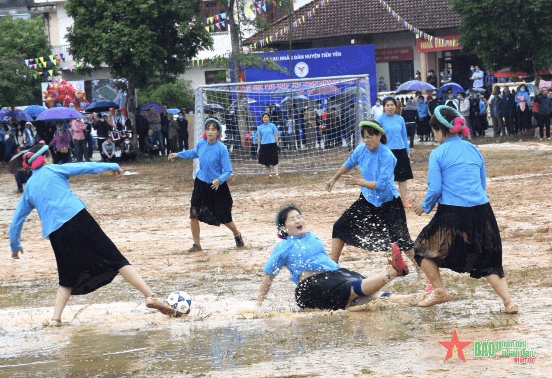 Đến Quảng Ninh xem phụ nữ Sán Chỉ đá bóng