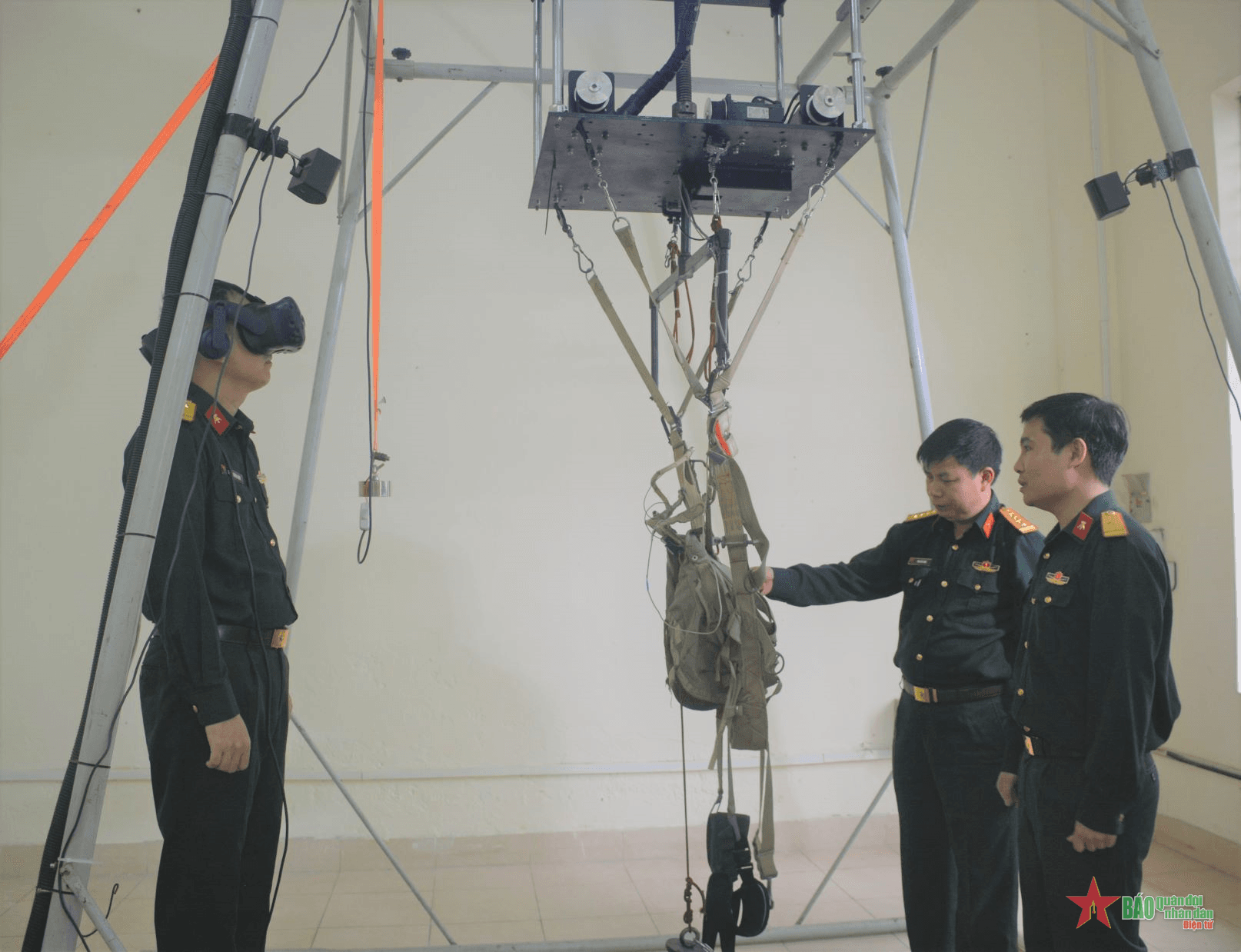Huấn luyện nhảy dù ứng dụng công nghệ thực tại ảo ba chiều