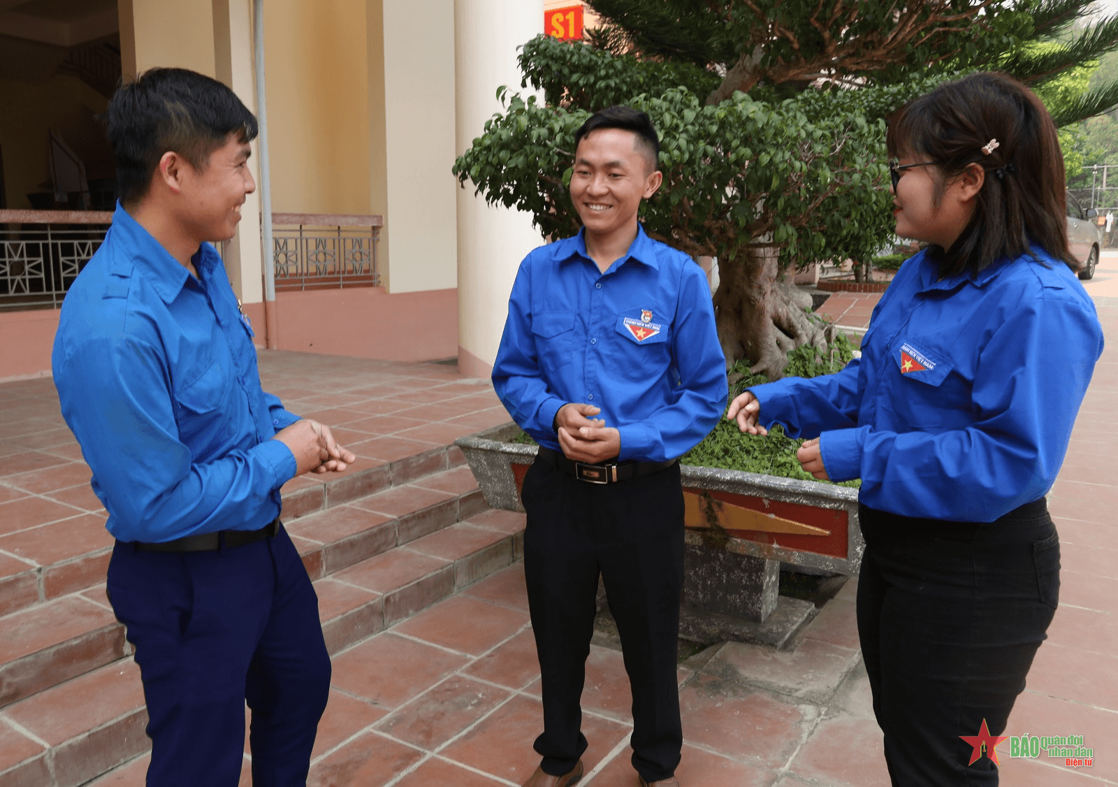 Vừ Bả Nọ giúp bà con đọc thông viết thạo