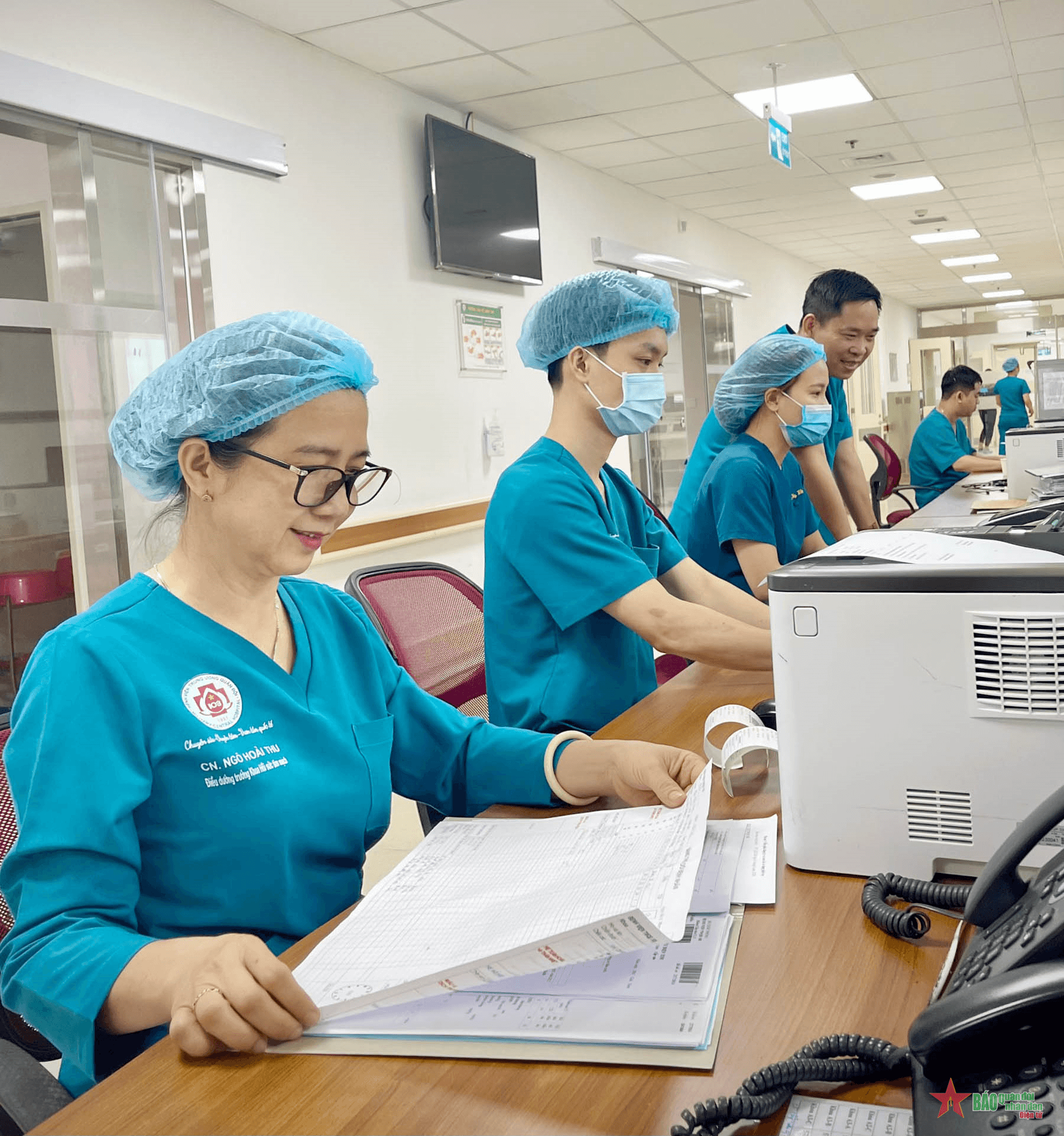 Nữ điều dưỡng trưởng tận tâm với nghề