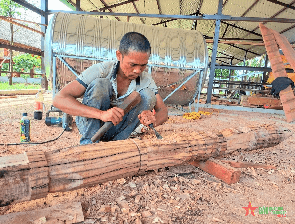 Người tái hiện hồn buôn làng trên gỗ