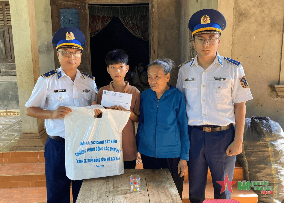 Vùng Cảnh sát biển 2 trao quà tặng học sinh có hoàn cảnh đặc biệt khó khăn vươn lên học giỏi