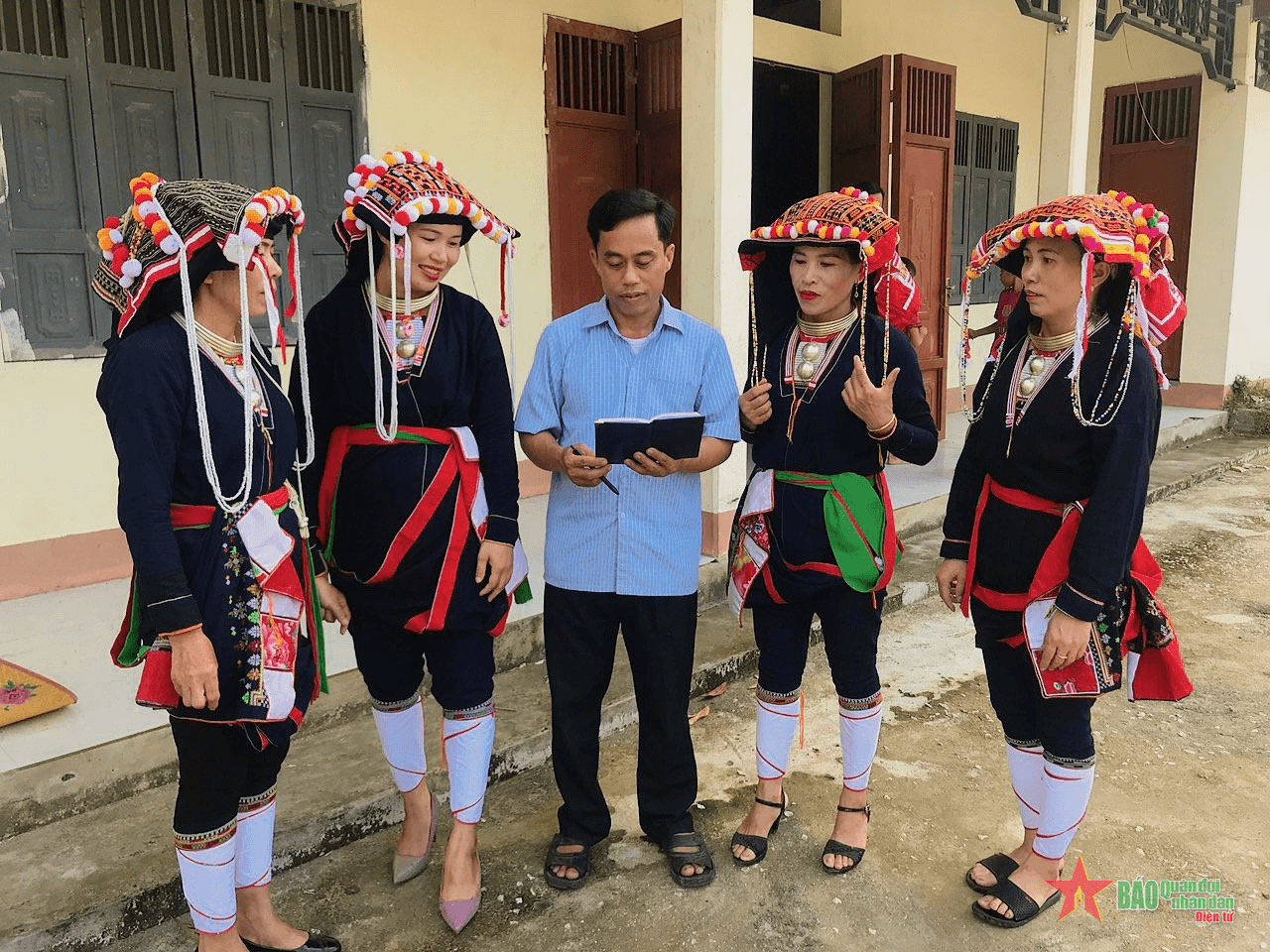 Rực rỡ sắc màu đồng bào Dao Quần chẹt xứ Tuyên