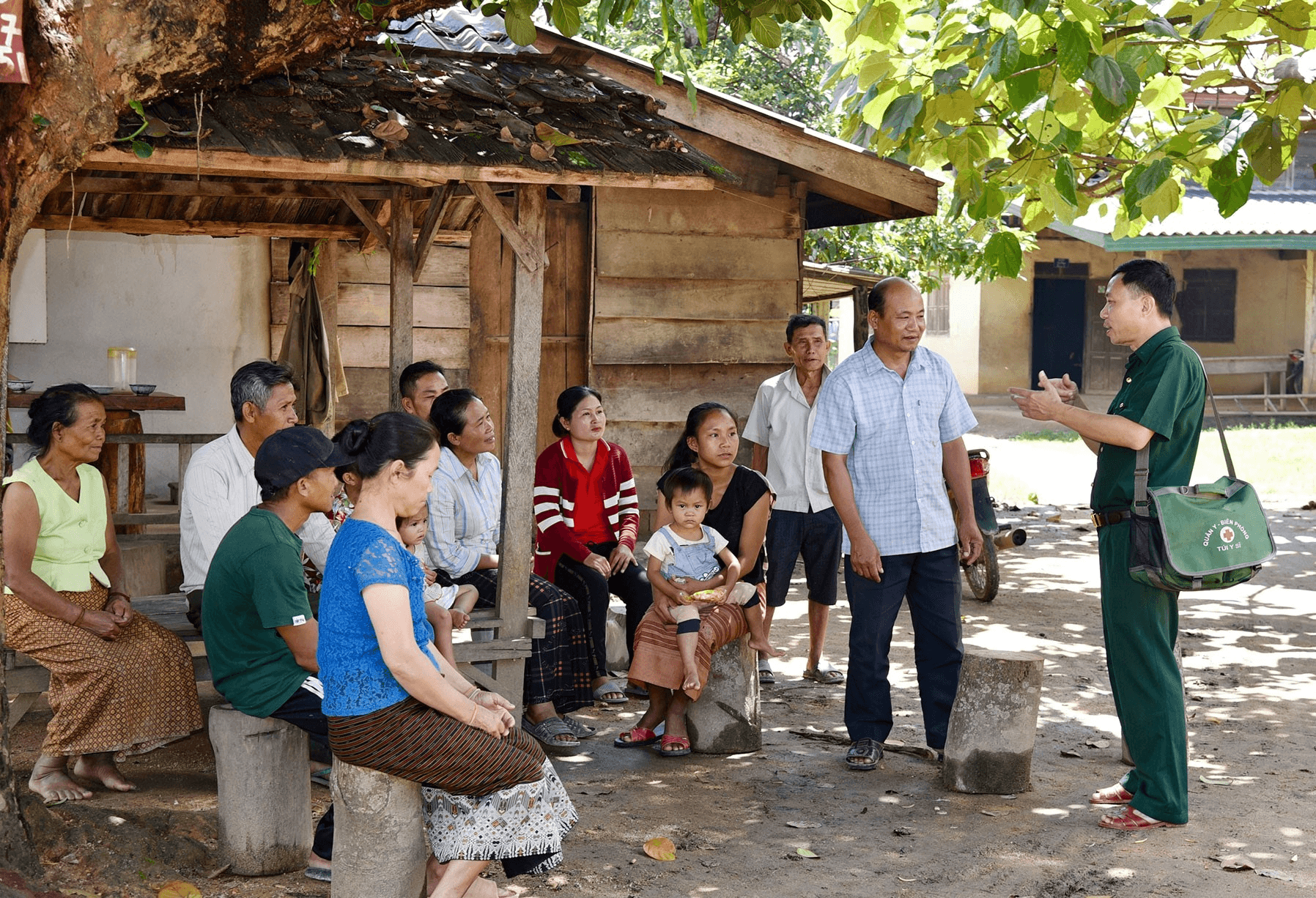 Học tập và làm theo tư tưởng, đạo đức, phong cách Hồ Chí Minh: “Ông Đức” quân y Việt Nam ở bản Thọong Pẹ