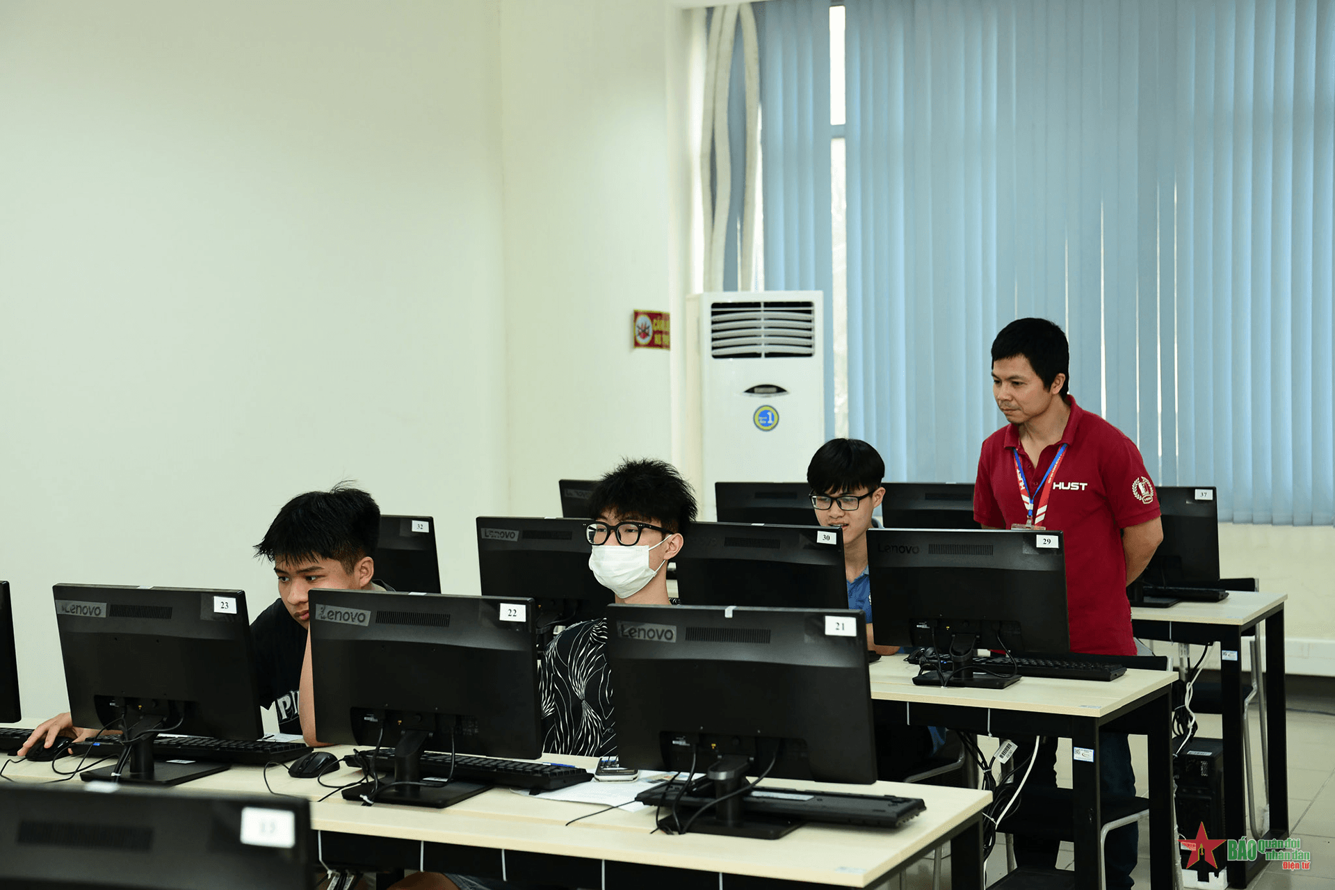Thí sinh bước vào đợt thi Đánh giá tư duy đầu tiên của Đại học Bách khoa Hà Nội